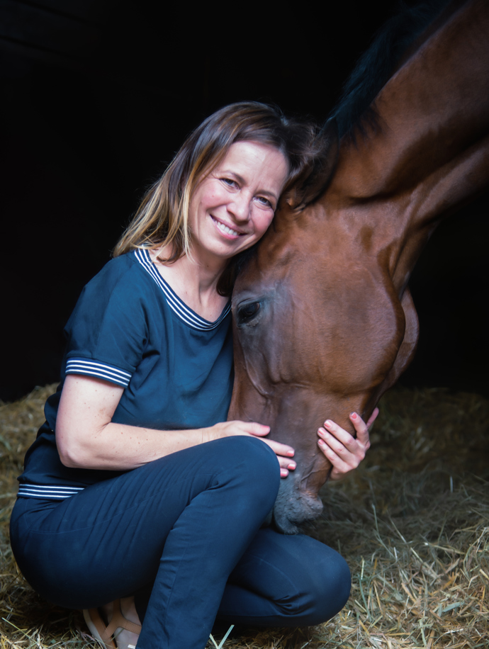Spisovatelka Michaela Klevisová ve volném čase relaxuje u svých dvou dostihových koní.