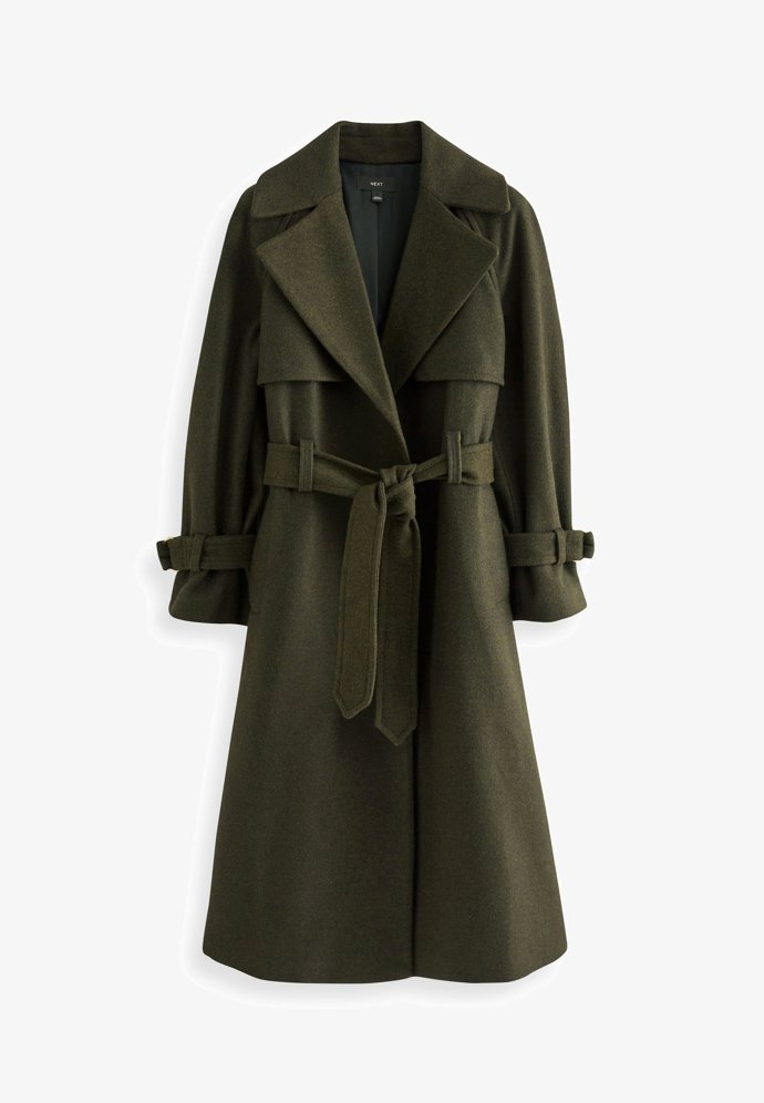 Zavinovací kabát na první pohled připomíná trenčkot. Do stylu ale perfektně zapadá. (Next, 3 820 Kč)