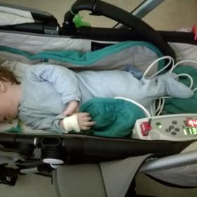 Rodina s chlapcem jezdí na kontroly do Rakouska.