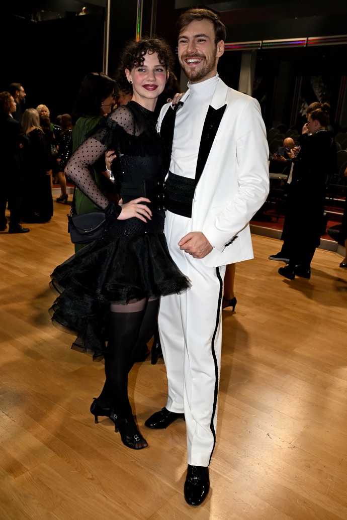 Mladá herečka Darija Pavlovičová chtěla svým tanečním outfitem napodobit Wednesday Addams z populárního seriálu Wednesday. Její taneční partner Dominik Vodička tancoval v bílém obleku.