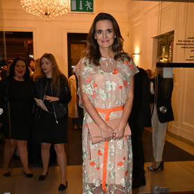 Moderátorka Daniela Brzobohatá vynesla květovanou róbu s oranžovými detaily, kterou doplnila béžovým psaníčkem.