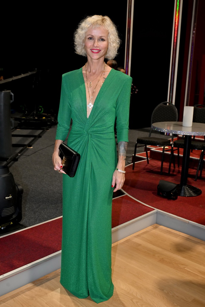 Spisovatelka Karin Babinská oblékla výraznou zelenou róbu s dlouhým rukávem, kterou doplnila černým psaníčkem značky Yves Saint Laurent.
