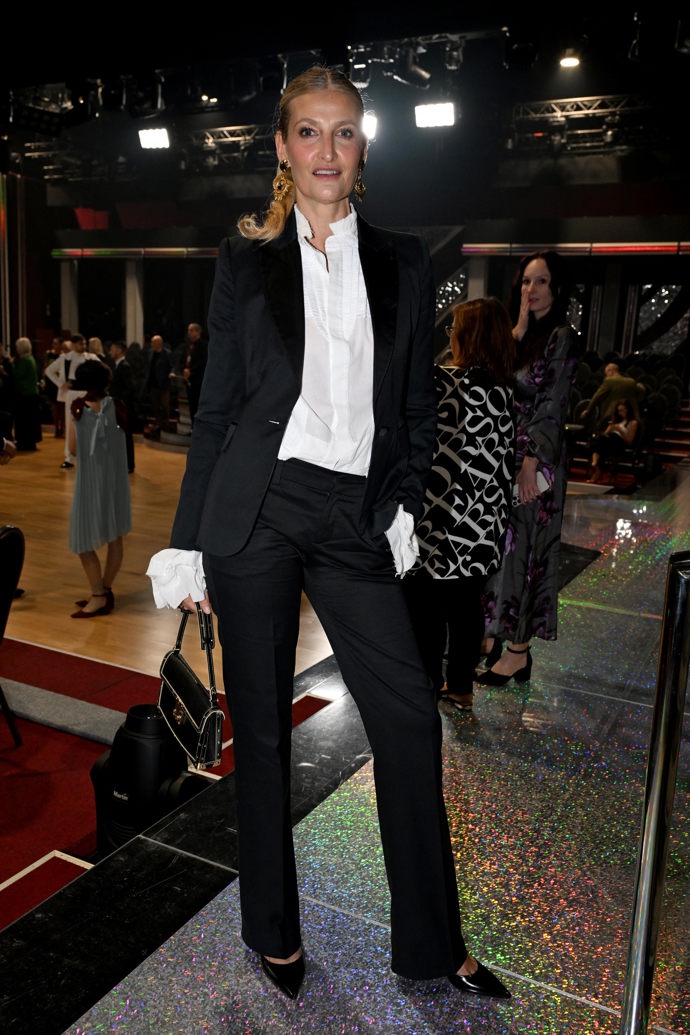 Přímý přenos navštívila mezi pozvanými hosty také modelka Tereza Maxová, která oblékla černý kalhotový kostým a bílou košili.