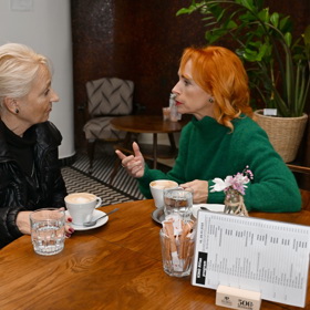 Maminka si se svou dcerou dala po promítání filmu kávu. 