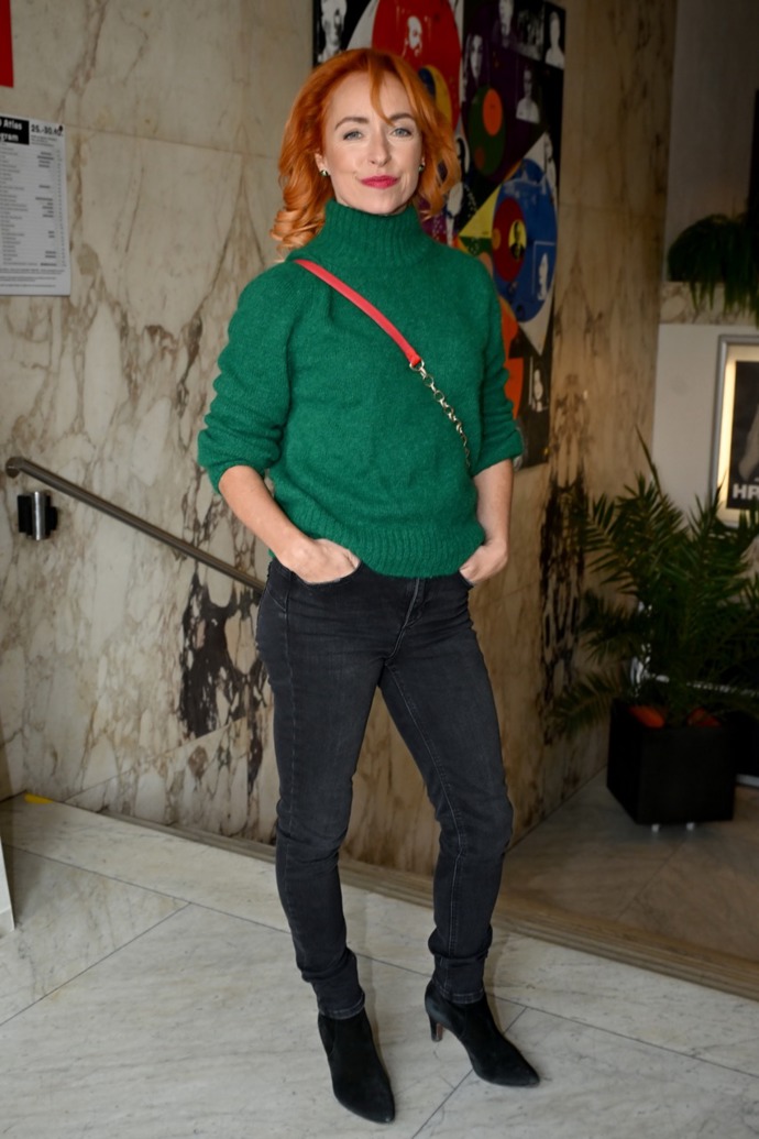 Zde jako rusovláska doladila lahvově zelený svetřík černými džínami.