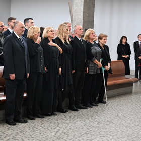 Hosté uvnitř smuteční síně na pohřbu Milana Wolfa.