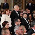 Livia Klausová zvolila jednoduché černé šaty a elegantní bílý kožíšek.