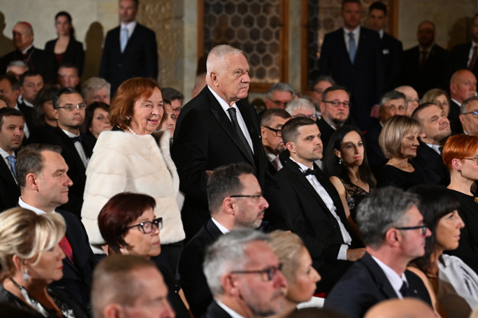 Livia Klausová zvolila jednoduché černé šaty a elegantní bílý kožíšek.