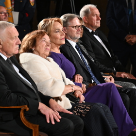 Letošní předávání státních vyznamenání tradičně navštívil i bývalý prezidentský pár Livia a Václav Klausovi.