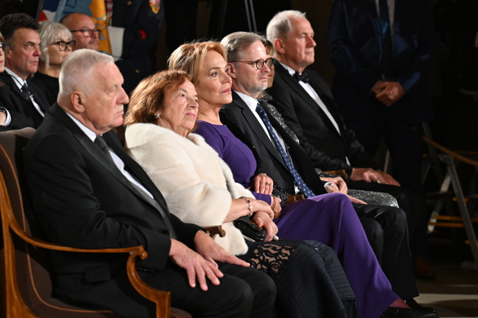 Letošní předávání státních vyznamenání tradičně navštívil i bývalý prezidentský pár Livia a Václav Klausovi.