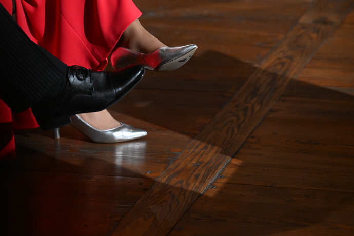 K červené róbě zvolila první dáma stříbrné doplňky, včetně lesklých lodiček.