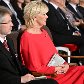 Podobnou róbů už na sobě jednou měla, a to u příležitosti charitativního večera nadace modelky Petry Němcové Happy Hearts letos v létě v Praze. Tentokrát byly červené šaty s pelerínou doplněny o dlouhé rukávy a na zádech je zdobily knoflíčky. 