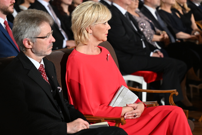 Podobnou róbů už na sobě jednou měla, a to u příležitosti charitativního večera nadace modelky Petry Němcové Happy Hearts letos v létě v Praze. Tentokrát byly červené šaty s pelerínou doplněny o dlouhé rukávy a na zádech je zdobily knoflíčky. 