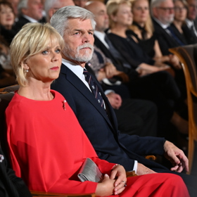 Eva Pavlová na předávání státních vyznamenání zazářila ve velmi výrazné rudé barvě.