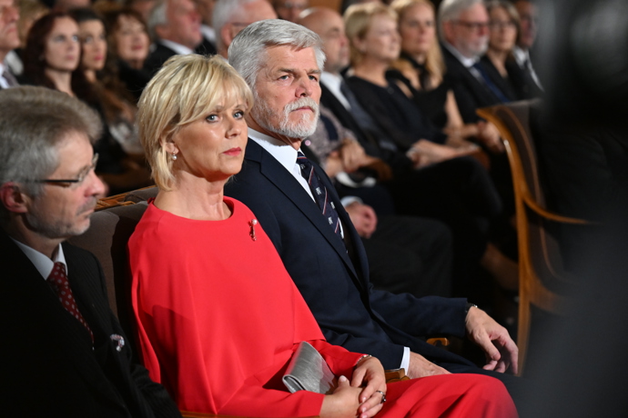 Brož se objevila také na posledním viděném modelu - vychvalované rudé róbě od Tatiany Kovaříkové na sobotním předávání státních vyznamenání ve Vladislavském sále.