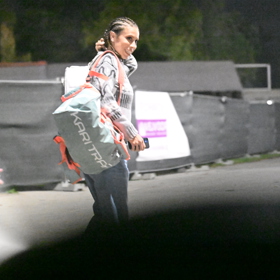 Eva odcházela domů sama s Arturem. 