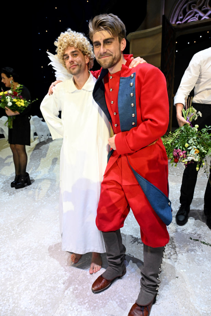 Muzikálový anděl Petronel (Ondřej Rychlý) a čert Uriáš (Marek Lambora).