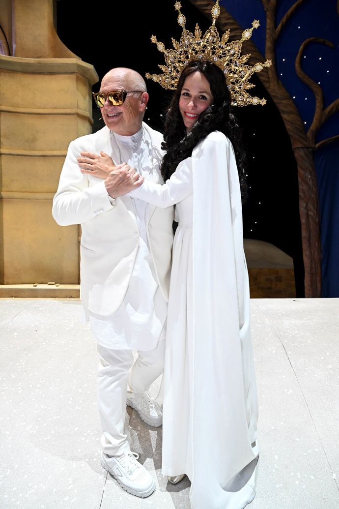 Muzikálový Bůh (Jiří Korn) a panenka Marie (Veronika Khek Kubařová).