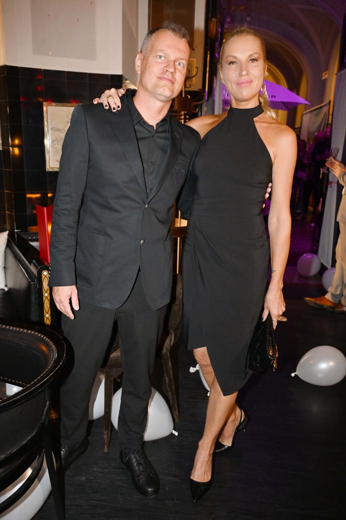 Yvonna Maléřová v černých šatech bez ramínek ukázala sportem vypracované tělo.