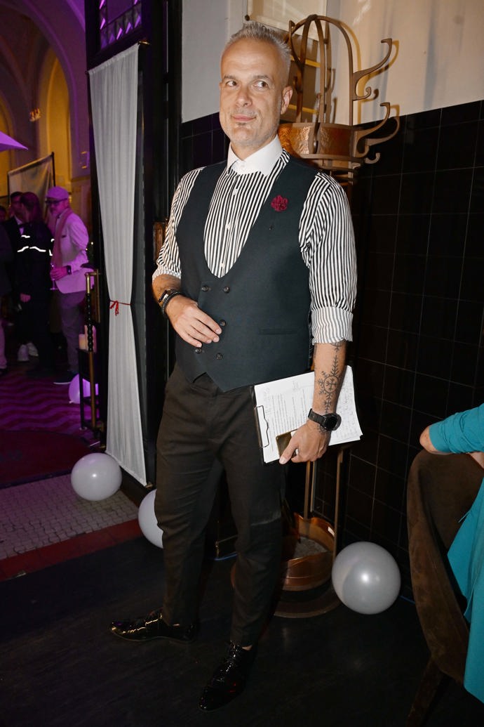 Vestu Jaro Slávika zdobil výrazný detail v podobě červeného květu.