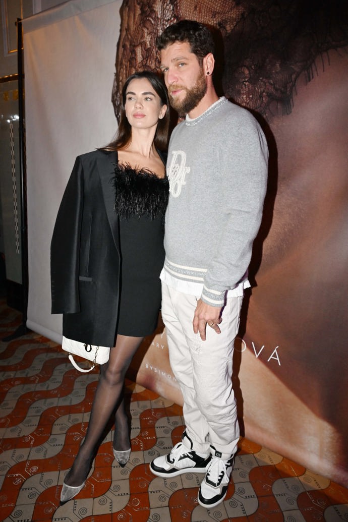 Raper Majk Spirit vyvedl do společnosti svoji ukrajinskou manželku Marii, která oblékla šaty s černým peřím, černý kabát a coby doplněk vynesla bílou kabelku značky Dior.