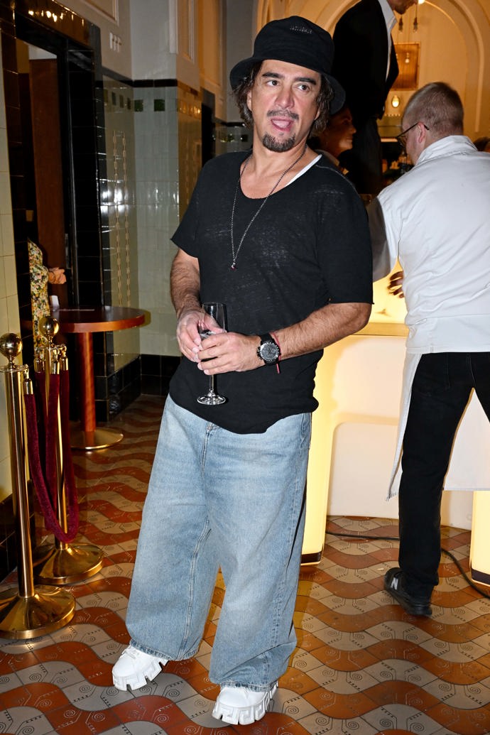 Zpěvák Sagvan Tofi, bývalá láska Simony Krainové, přišel v džínách, tričku a klobouku, jak jej vídáme oblečeného nejčastěji.