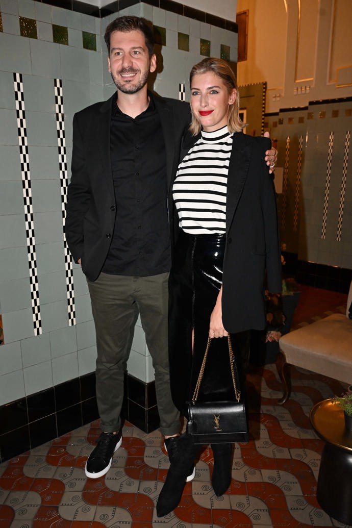 Moderátor Petr Říbal s manželkou Michaelou, která dráždila v latexové sukni a pruhovaném tričku. Jako doplněk vynesla Michaela černou kabelku značky Yves Saint Laurent.