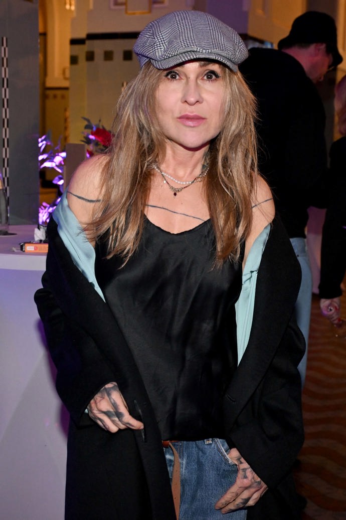 Kateřina Kaira Hrachovcová přehodila přes saténový top lehký černý kabát.