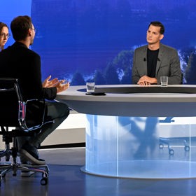 Moderátor pořadu TV Nova Za pět minut dvanáct je Martin Čermák.