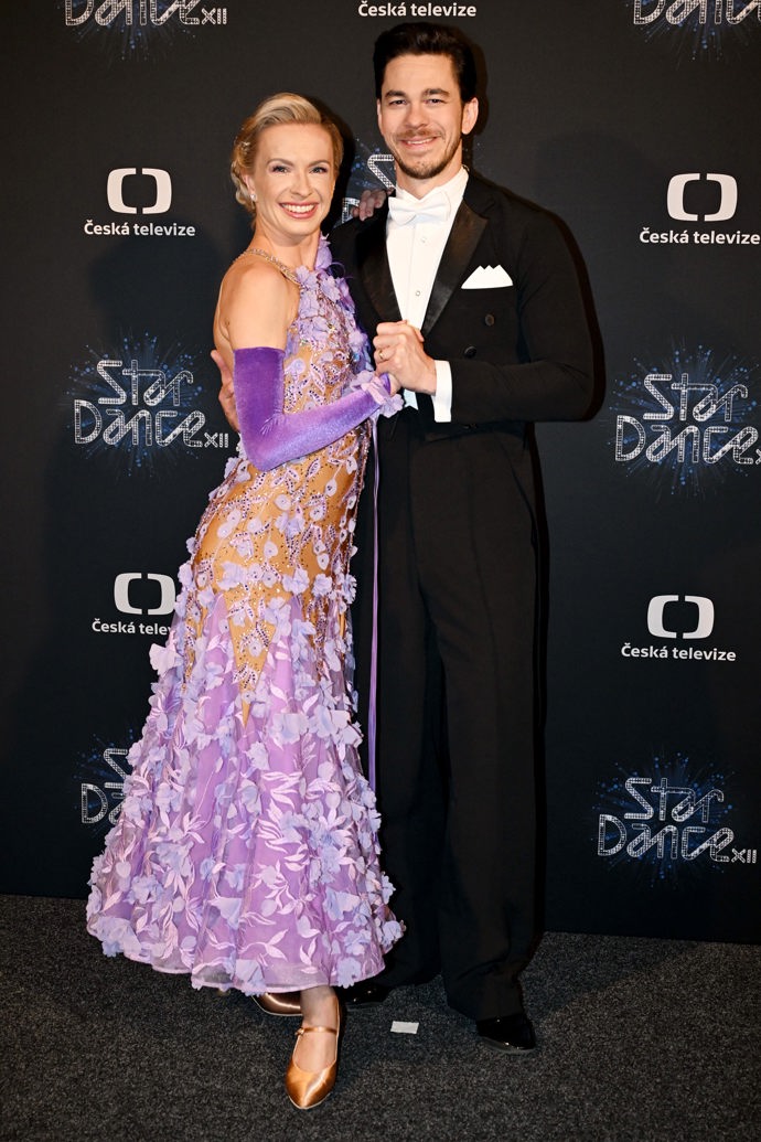 Taneční partnerka herce Marka Adamczyka, Lenka Nora Návorková, byla k nepřehlédnutí ve fialových šatech s rukavičkami.
