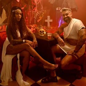 Angie měla sexy kostým.