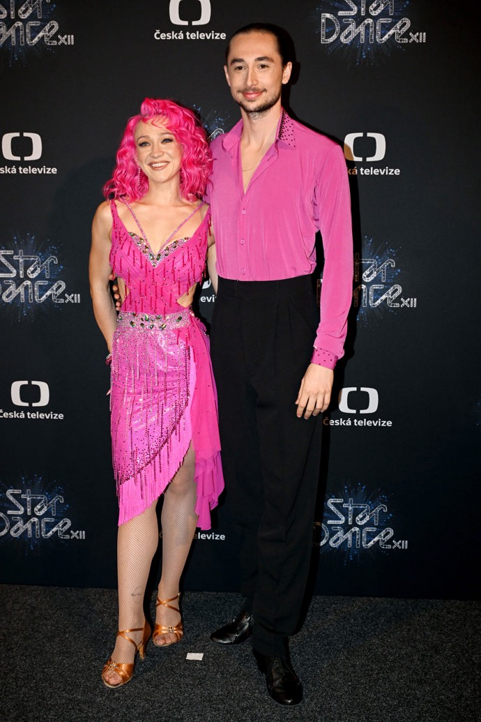 Tereza Mašková se se svým tanečním partnerem Danielem Kecskeméti sladila do růžových barev, vzhledem k jejím vlasům se to dalo i předpokládat. 