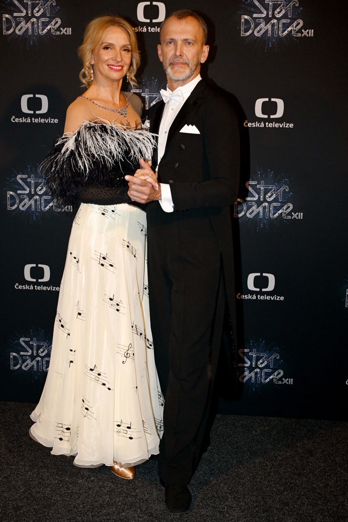 Herečka Ivana Chýlková se svým tanečním partnerem Janem Tománkem. Ivana oblékla opulentní černo-bílou róbu s pštrosím peřím v oblasti dekoltu.