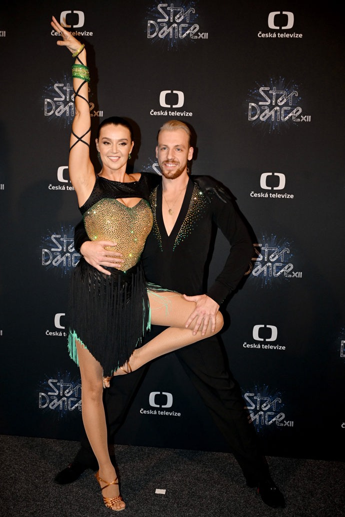 Iva Kubelková se v krátké sukýnce pochlubila dlouhýma nohama, které obdivoval i porotce Chlopčík. Na snímku se svým tanečním partnerem Martinem Prágrem.