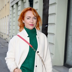 Kromě vlasů model herečka rozsvítila také jasně červenou kabelkou a rubínovým odstínem rtěnky.