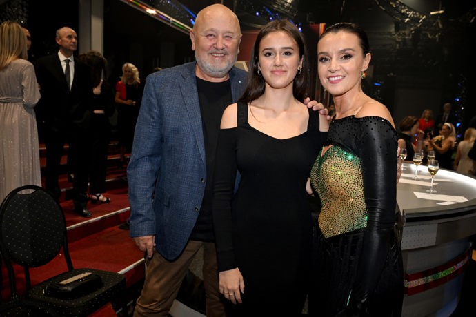 Modelku Ivu Kubelkovou přišla podpořit mladší dcera Karolína a partner Georg Jirasek.