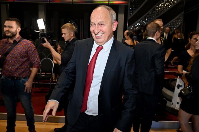 Jan Kraus přišel v obleku s červenou kravatou a v dobré náladě.