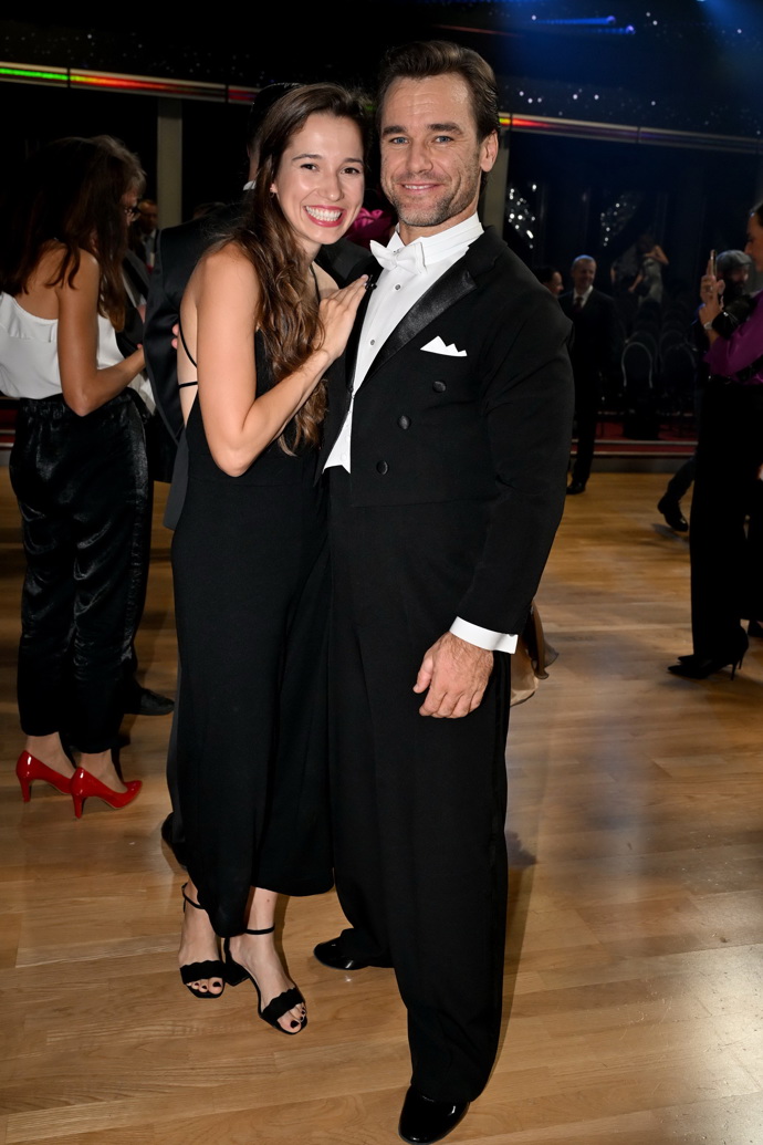 Vavřinec Hradílek se po přenosu vítal s půvabnou přítelkyní v černých šatech a s odhalenými zády.