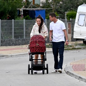 Mirek a Agáta s kočárkem. 