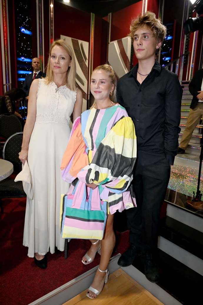 Dcera Davida Prachaře, Mariana, oproti Lindě oblékla pestrobarevné šaty od módní návrhářky Terezy Rosalie Kladošové.