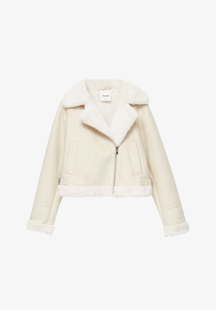 Světlá bunda typu biker také vychází z pilotského trendu. (Pull & Bear, 1 199 Kč)