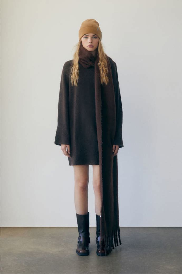 Jako od Lennyho. Jednobarevná maxi šála s třásněmi, Pull & Bear, 799 Kč)