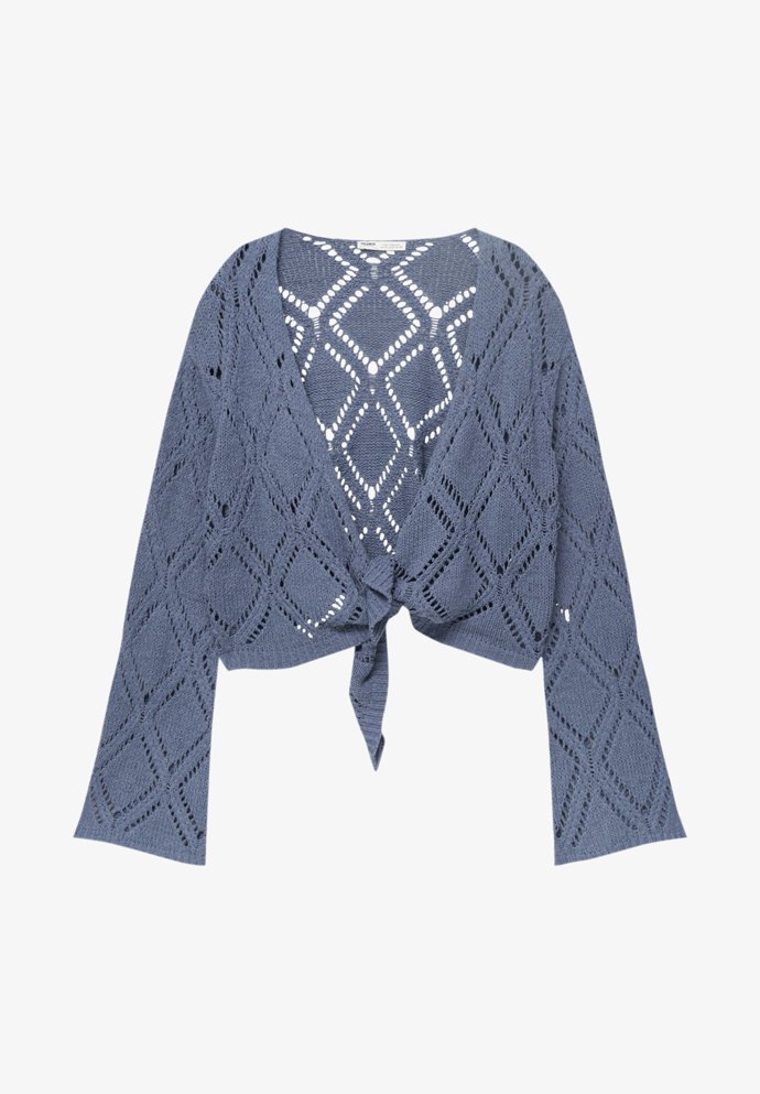 Venkovské kombo s šaty vytvoří hravě toto háčkované bolerko na zavazování. (Pull & Bear, 799 Kč)