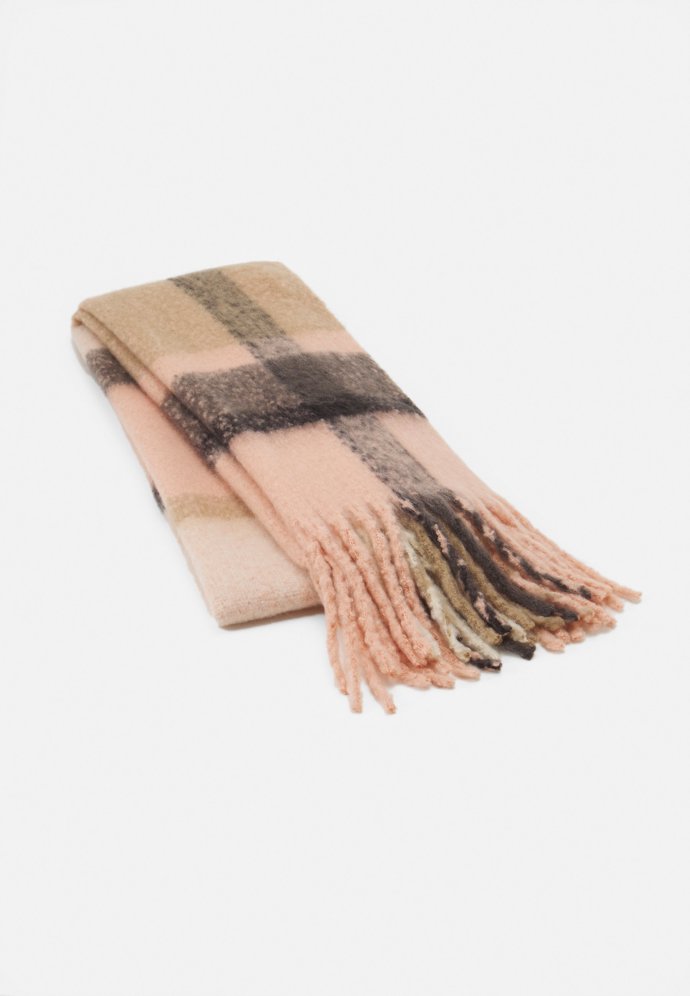 Heboučká šála s třásněmi, Pieces, 480 Kč.