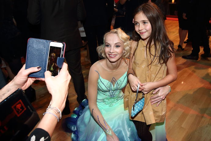 Herečka Jana Plodková zazářila také v účesu z pokládaných vln, který na pravé straně zdobila výrazná štrasová ozdoba v barvě šatů.