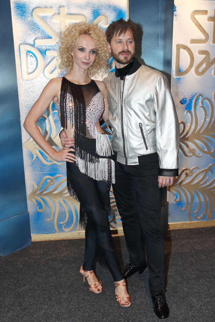 Výraznou vlasovou proměnou prošla herečka Jana Plodková. Své krátké blond vlasy nechala v tenkých pramíncích natočit a poté divoce natupírovat.