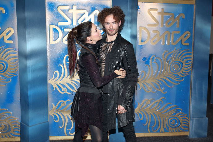 Zpěvačka Anna K. je rockerka každým coulem. Do vlasů si nechala vplést dredy a barevné příčesky a sepnout je do dlouhého culíku.