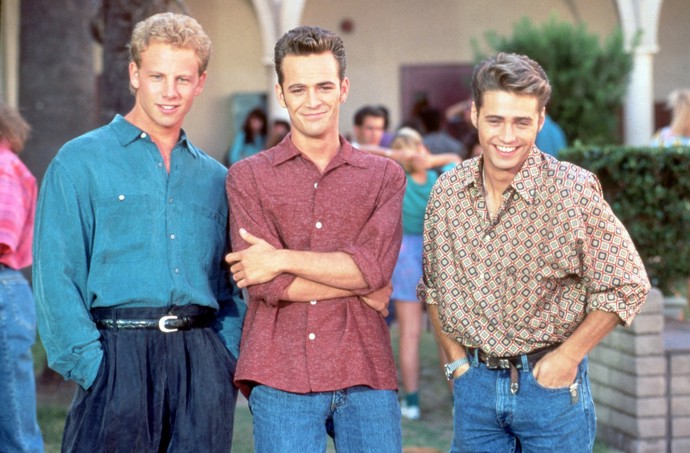 Ian Ziering, Luke Perry a Jason Priestley jako Steve, Dylan a Brandon. Mezi kluky evidentně letělo hodně gelu, kotlety a vysoko vyfoukané vlasy.