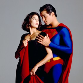 Jeho milou Lois ztvárnila budoucí hvězda Zoufalých manželek Teri Hatcher. Ač to mezi nimi na plátně jiskřilo a spekulovalo se o tom, že spolu něco mají, herečku prý její kolega nepřitahoval.