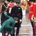 Když těhotné Kate v březnu 2013 uvízl v odtokové mřížce kanálu podpatek, byl to William, od koho se dočkala nenápadné, ale platné pomoci.